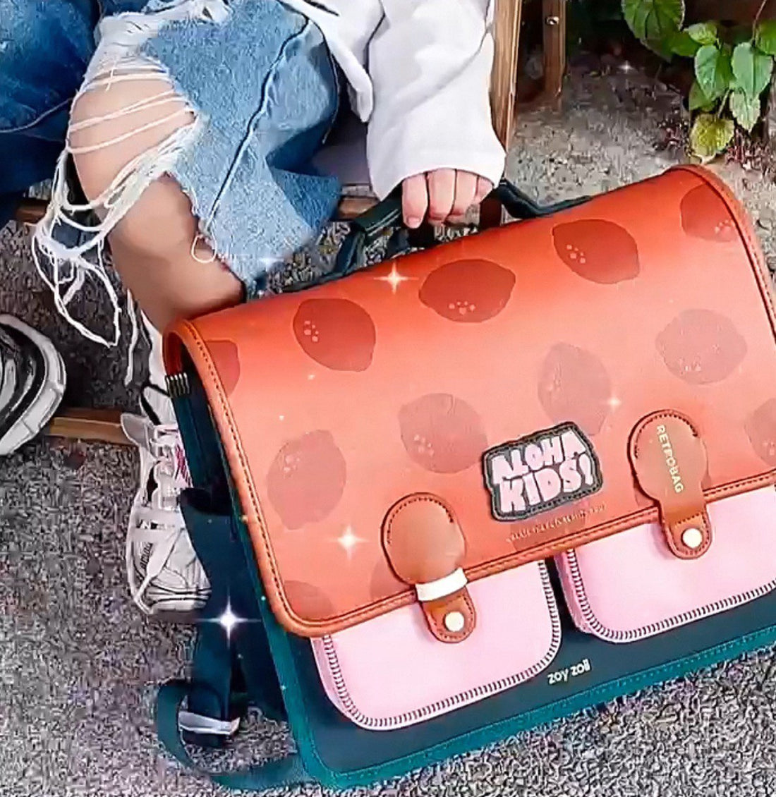 Niño con mochila escolar caminando hacia el colegio, mostrando un diseño ergonómico y colorido que representa calidad, comodidad y estilo para el regreso a clases.