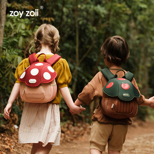 Mochila infantil Zoy Zoii verde con diseño de manzanas rojas