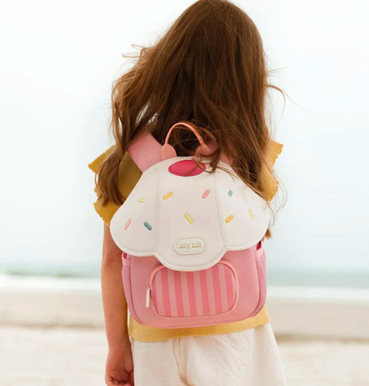 Mochila infantil Zoy Zoii en forma de cupcake color rosa con decoración de colores