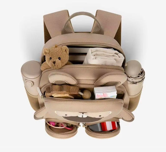 Niño organizando su mochila escolar sobre una mesa, colocando cuadernos y estuche en diferentes compartimentos, simbolizando orden y hábitos positivos.