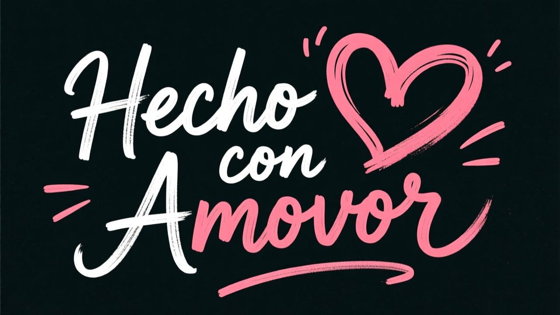 Logotipo con la frase “Hecho con Amor” en letras blancas y rosas, símbolo del trabajo artesanal y cariño en la creación de mochilas Zoy Zoii