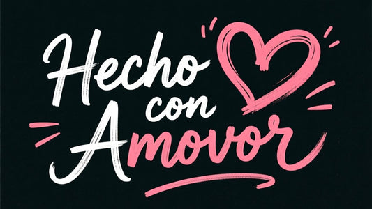 Logotipo con la frase “Hecho con Amor” en letras blancas y rosas, símbolo del trabajo artesanal y cariño en la creación de mochilas Zoy Zoii