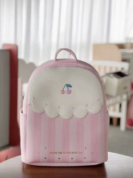 Niño organizando su mochila escolar con compartimentos, demostrando cómo distribuir objetos para mayor comodidad y orden.