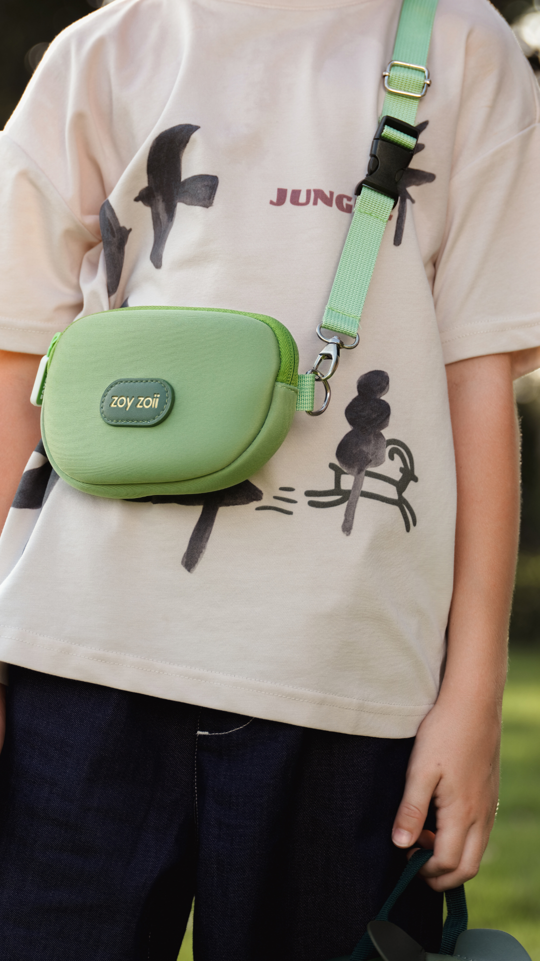 Detalle del material de neopreno y poliéster de la mochila infantil Zoy Zoii dinosaurio