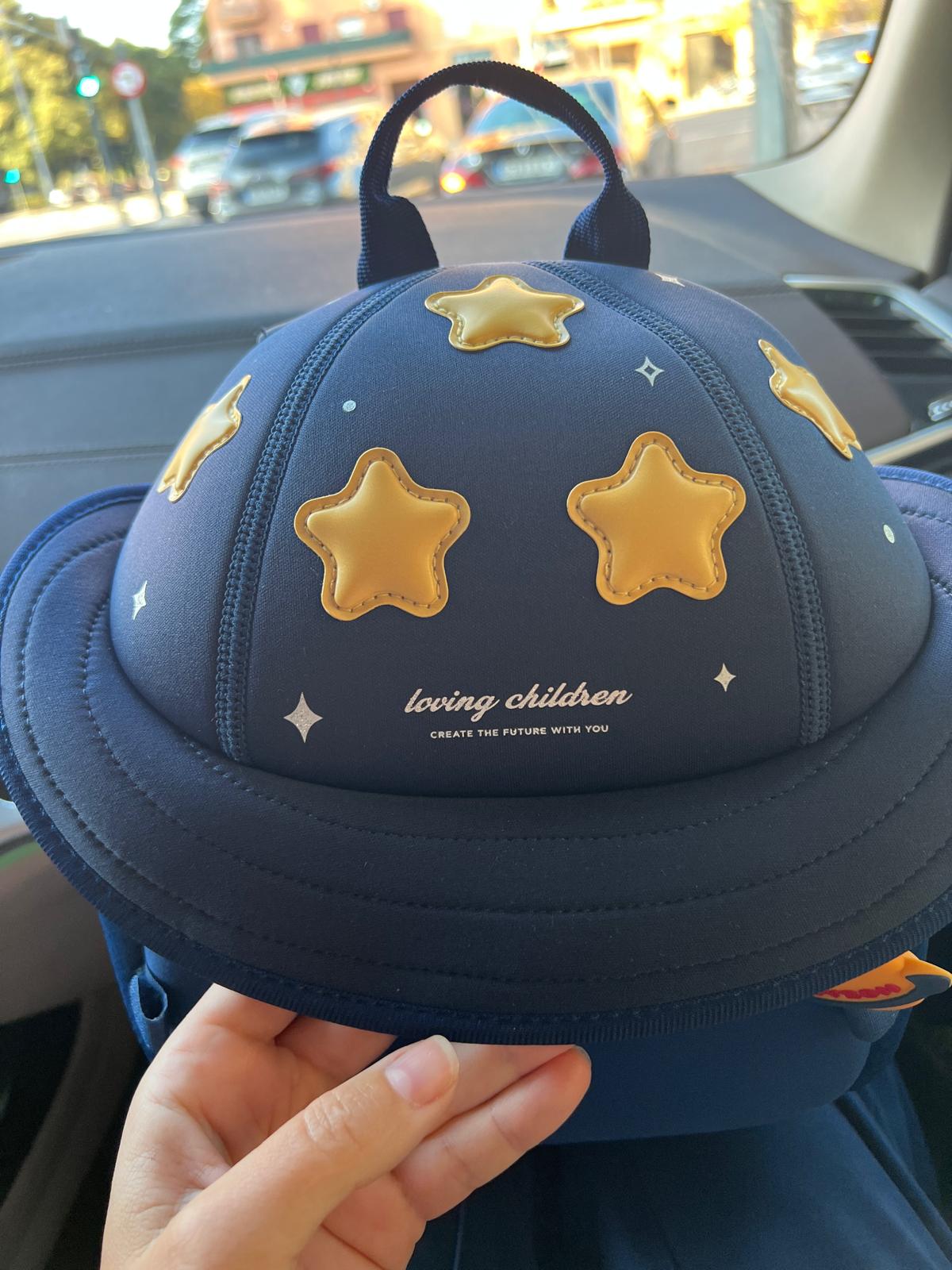 Detalle del diseño de estrellas en relieve de la mochila infantil Zoy Zoii cielo estrellado