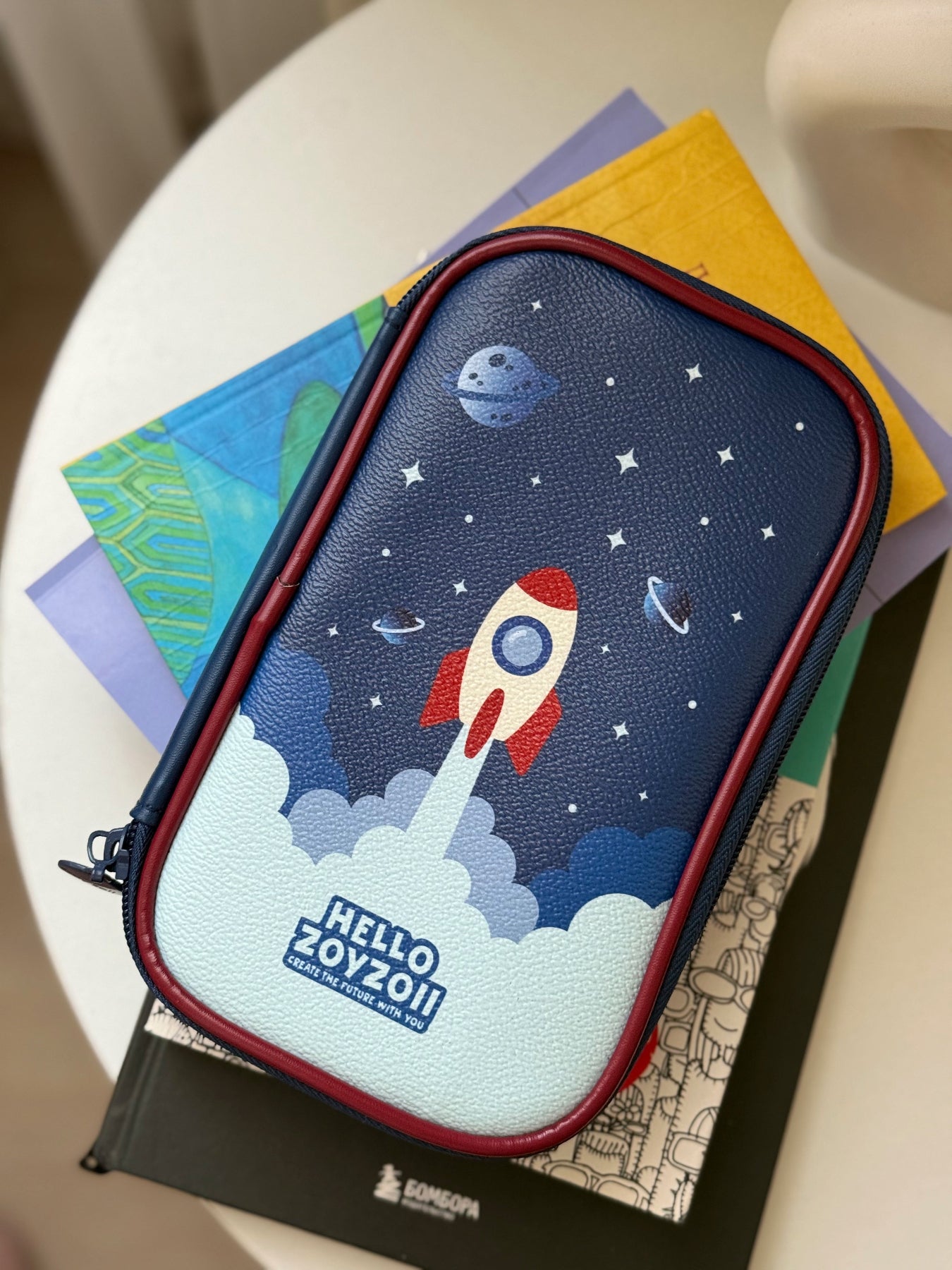 Estuche escolar para niños Zoy Zoii con diseño de cohete espacial color azul