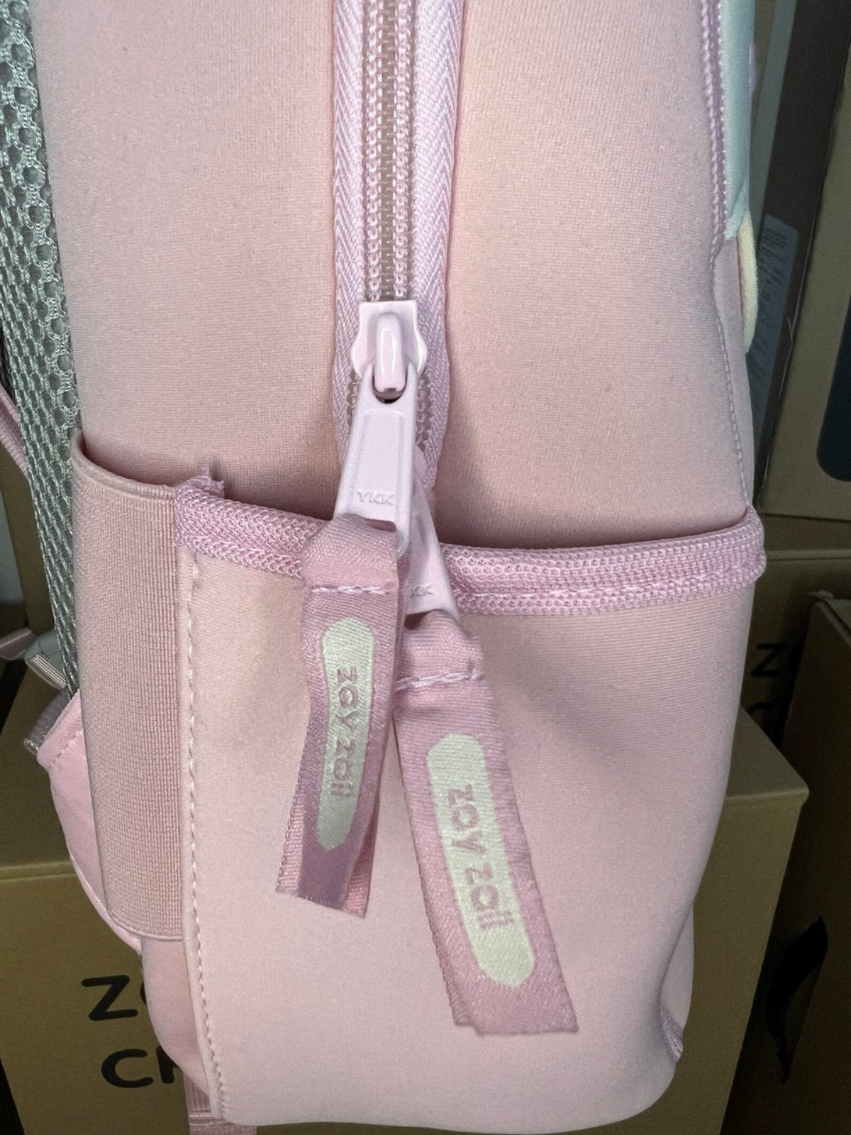 Mochila infantil rosa con adorno de cerezas y corazones