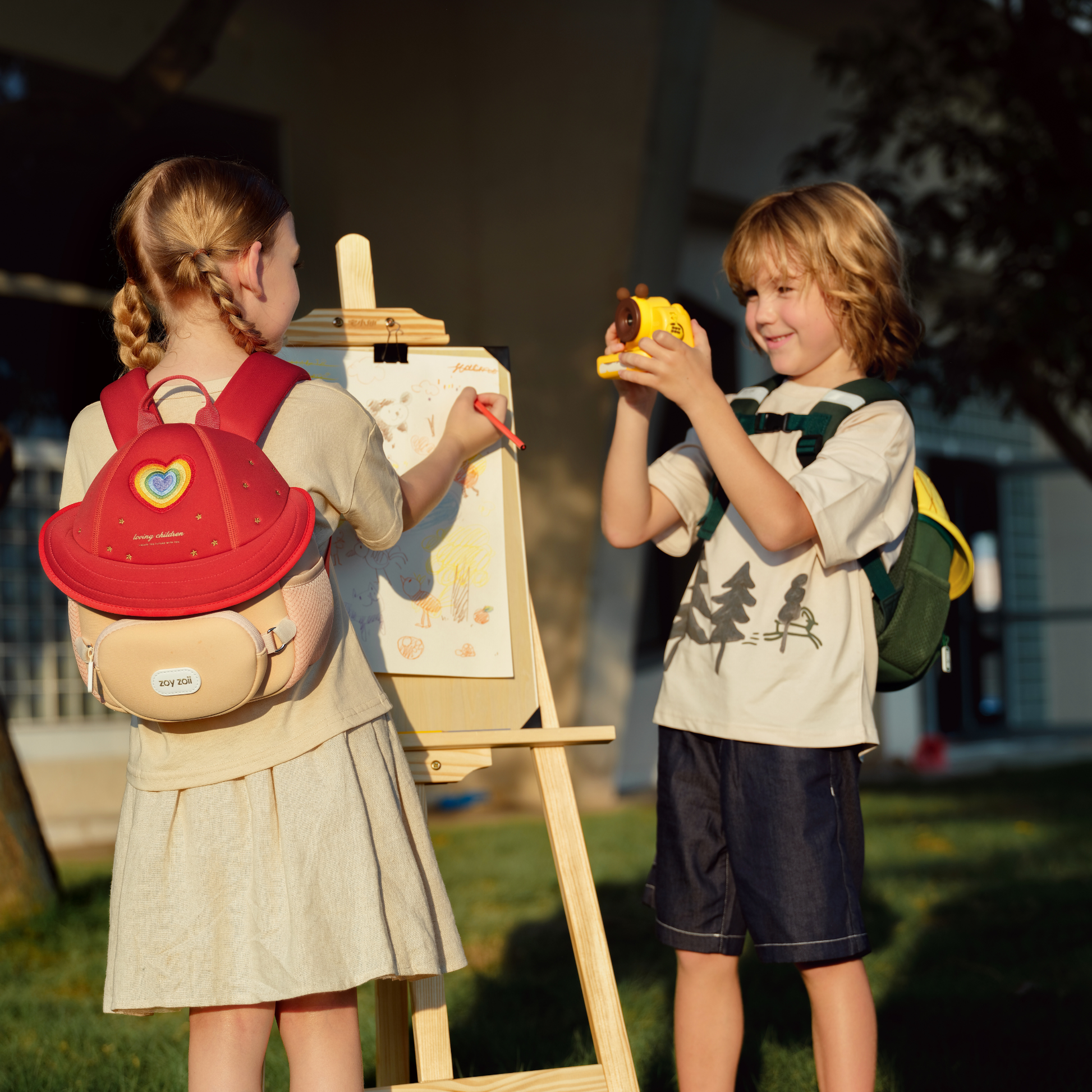 Mochila infantil corazón Zoy Zoii con asa superior y tirantes ajustables