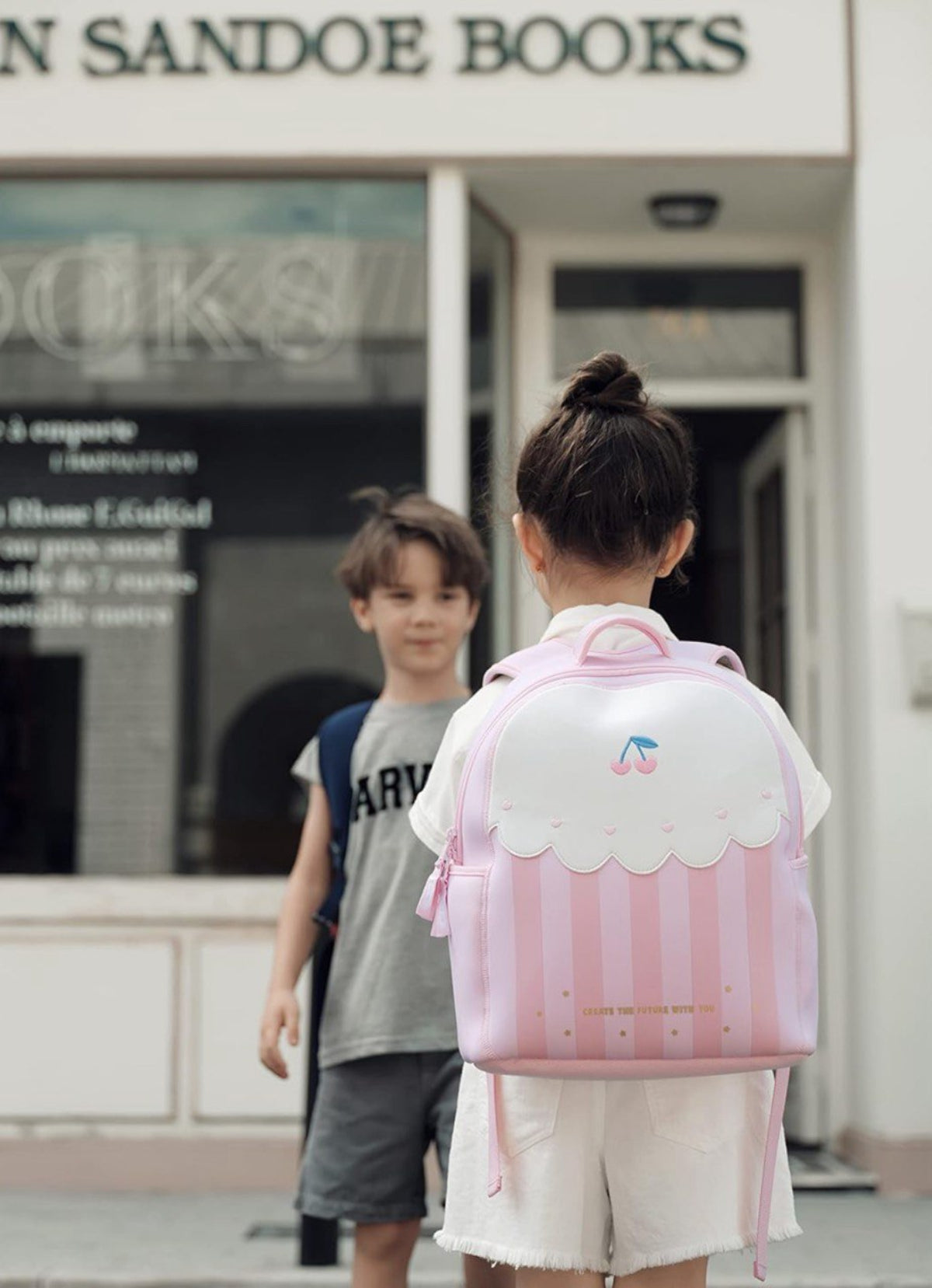 Mochila escolar para niñas con cerezas bordadas