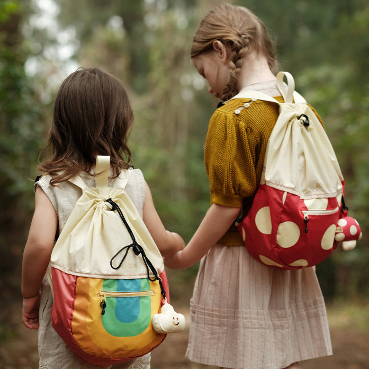 Mochila colorida infantil en tonos amarillo y verde con arcoíris