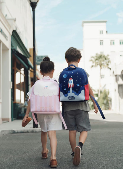 Mochila rosa para guardería con detalles blancos y cerezas