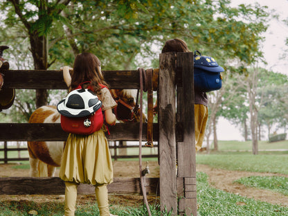 Mochila escolar Zoy Zoii con diseño en blanco, negro y rojo