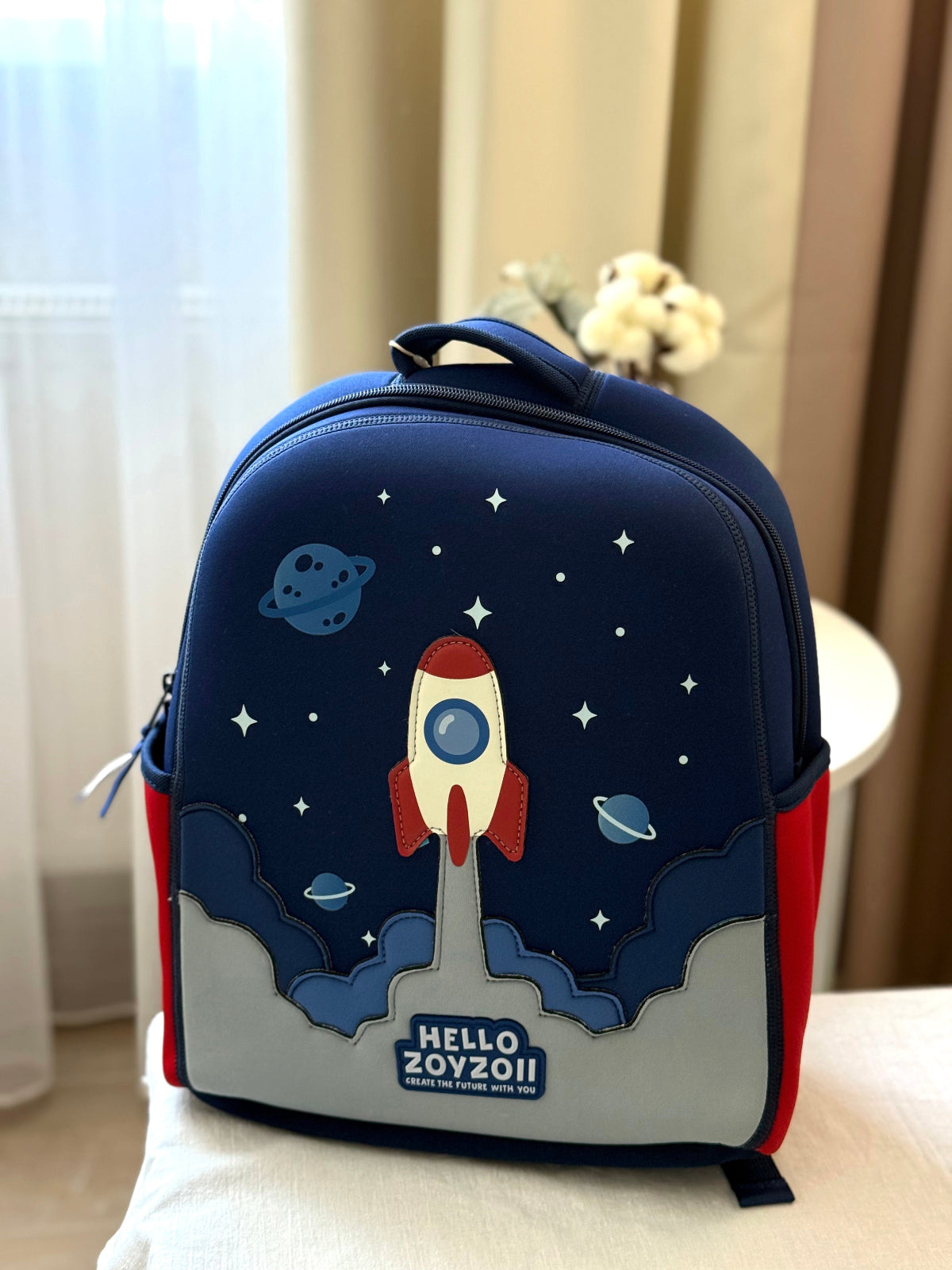 Mochila infantil azul con planetas y estrellas