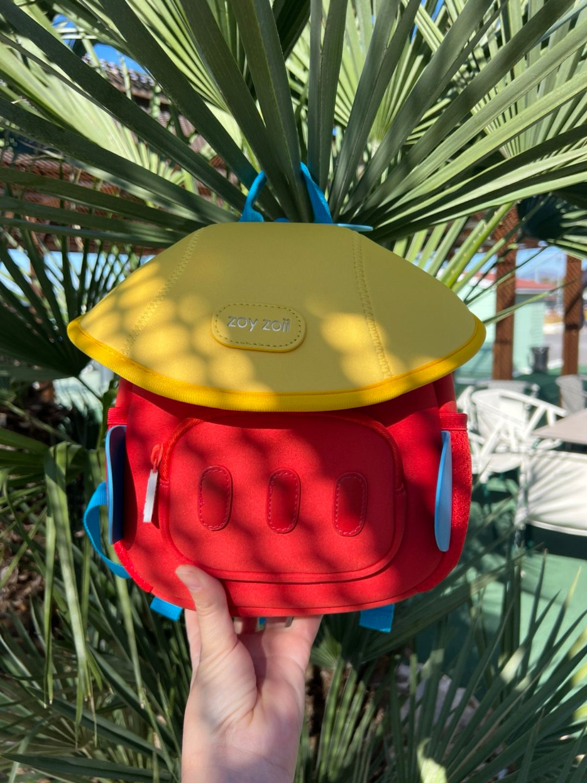 Mochila infantil colorida con alas azules de avion