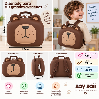 Mochila infantil Zoy Zoii con diseño de oso marrón, tamaño 24 por 28 por 13 cm y peso de 506 g, mostrada con sus dimensiones y puesta en un niño.