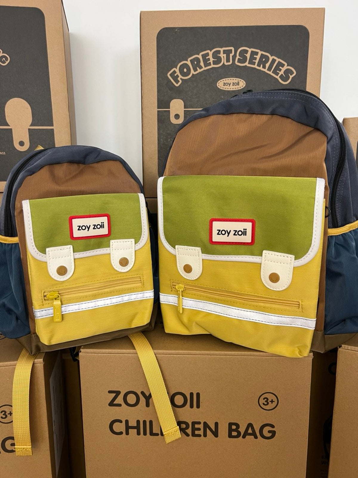 Mochila escolar creativa para niños en tonos verde y amarillo