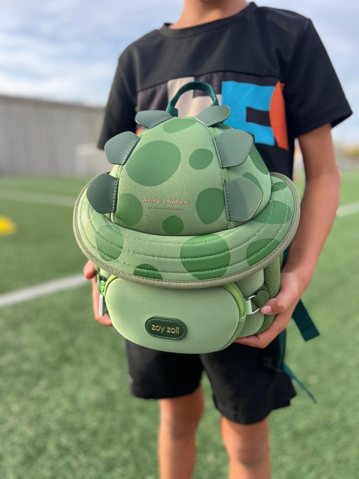 Niño con mochila Zoy Zoii dinosaurio, con espalda transpirable y correas suaves.