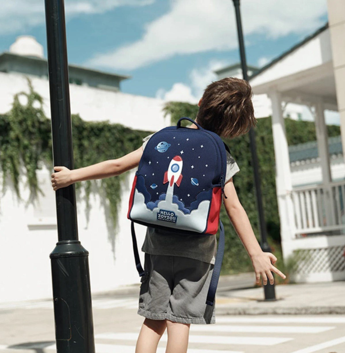 Mochila Zoy Zoii creativa con cohete rojo y azul