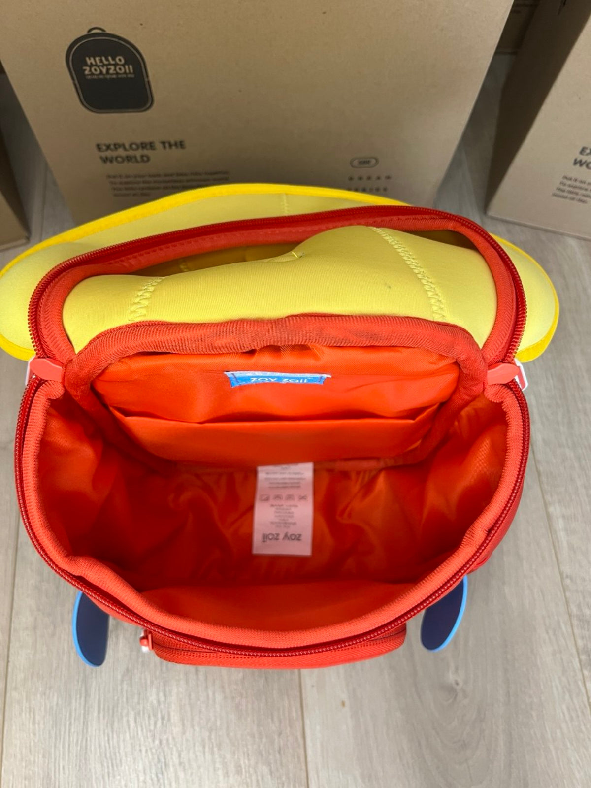 Mochila infantil colorida con alas azules de Avion