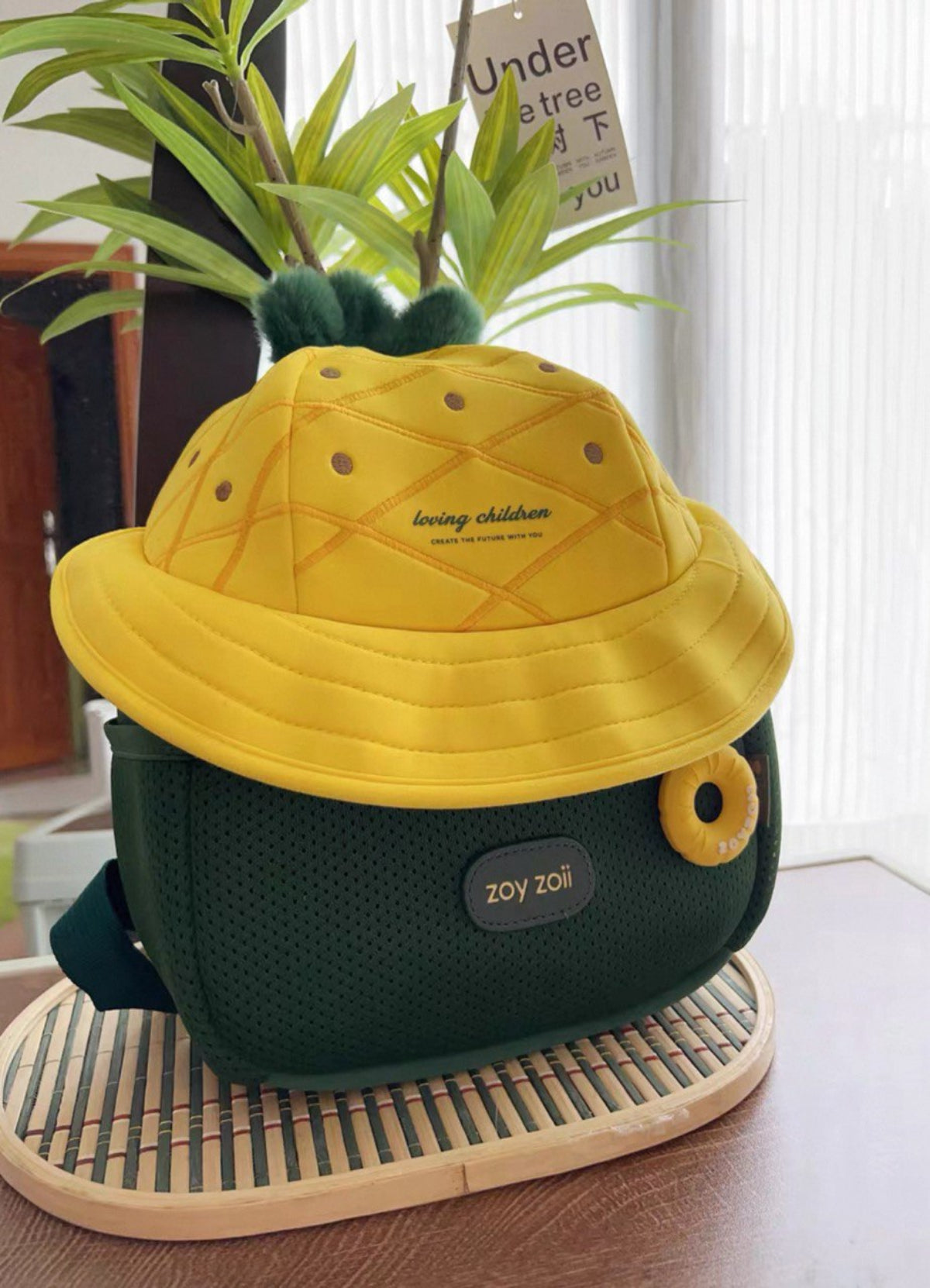 Mochila colorida de dibujos animados estilo piña