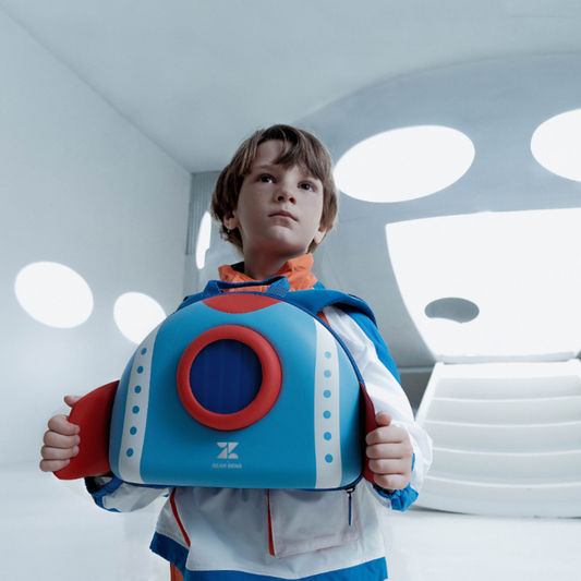 Mochila infantil Zoy Zoii con diseño de cohete azul y rojo para niños