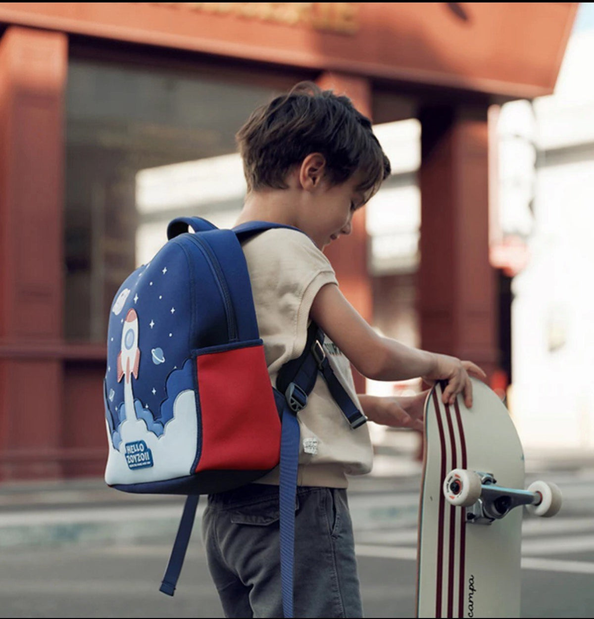 Mochila preescolar con tema del espacio y cohete despegando
