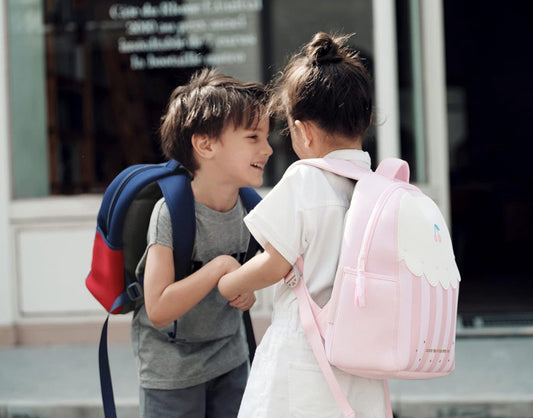Mochila infantil Zoy Zoii rosa con diseño de cerezas