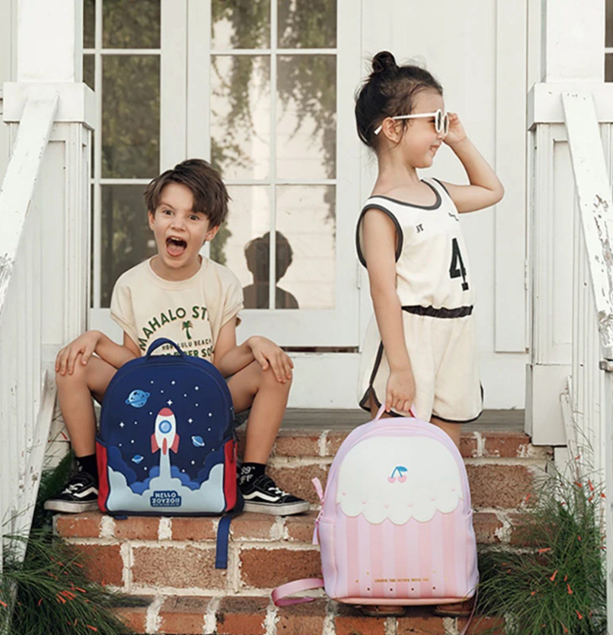 Mochila preescolar de diseño tierno con cerezas bordadas