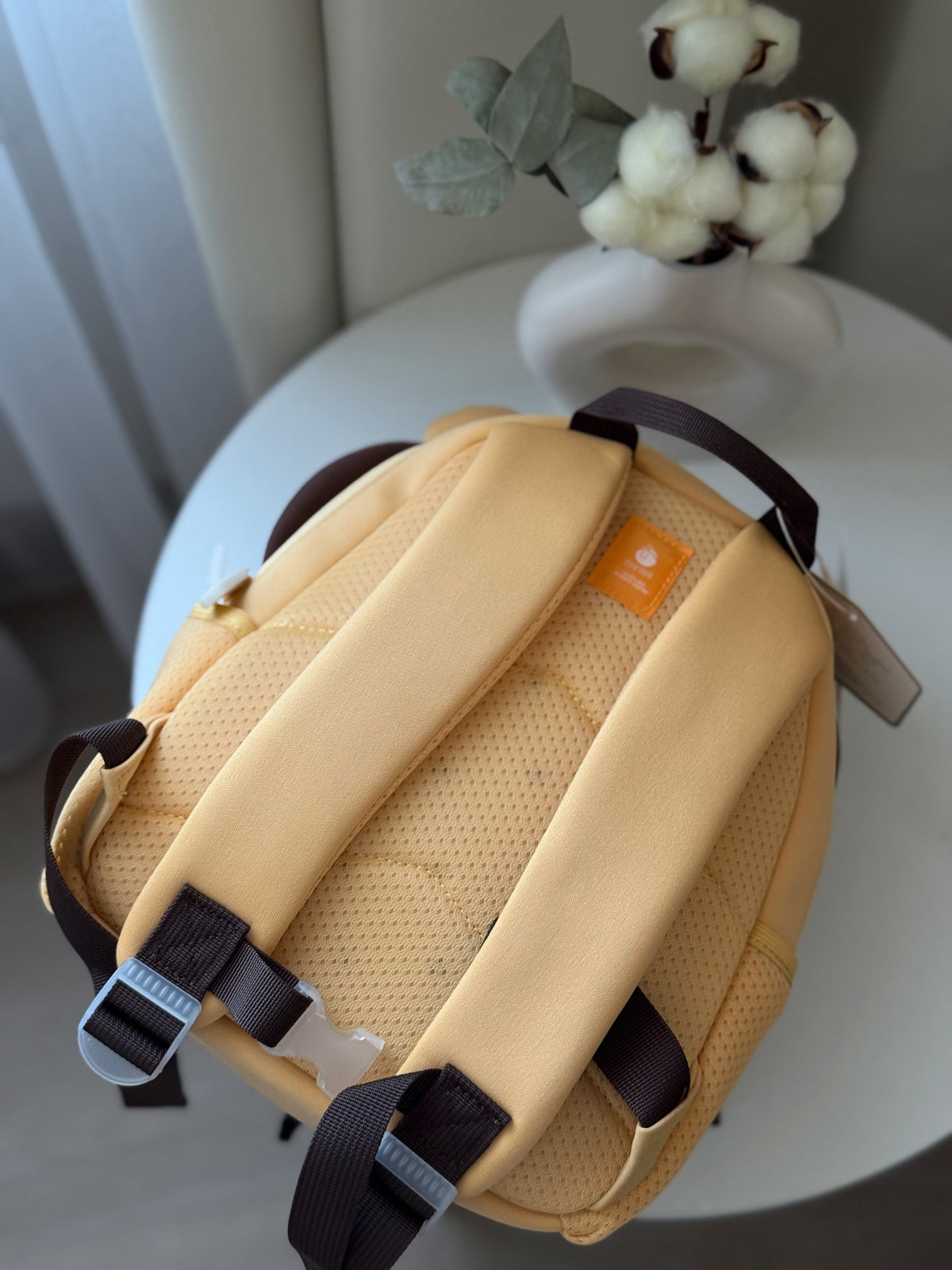 Mochila infantil con orejas y patas de león bordadas