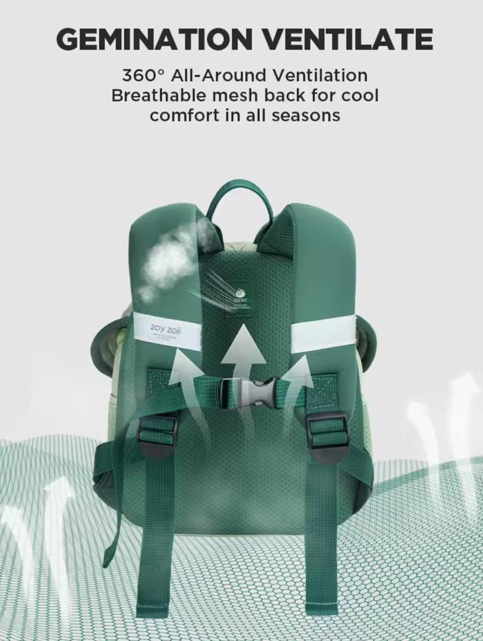 Mochila Zoy Zoii dinosaurio color verde colocada sobre una mesa al aire libre