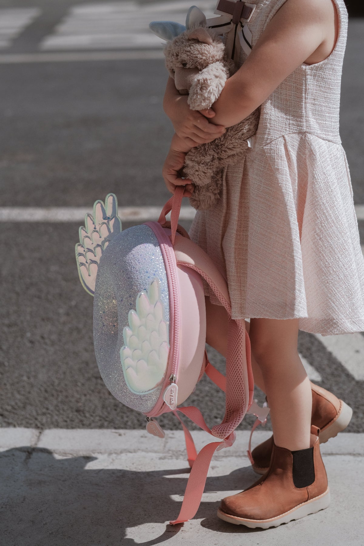 Mochila infantil mágica Zoy Zoii con diseño redondo luminoso.