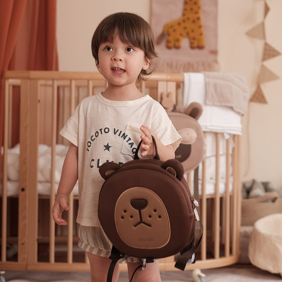 Niño con mochila Zoy Zoii de oso, con arnés de seguridad ajustable