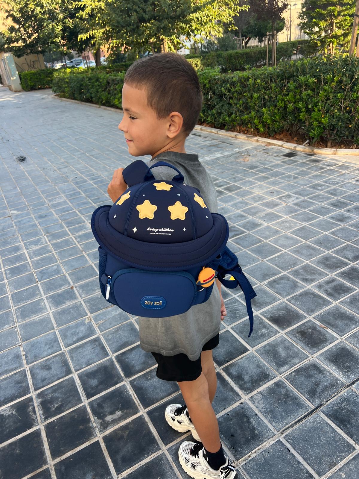 Niño con mochila Zoy Zoii cielo estrellado, con correas suaves y reflectores para seguridad