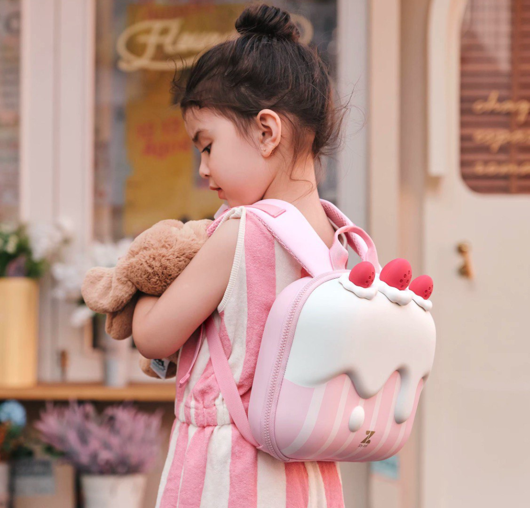 Niños con mochilas escolares Zoy Zoii