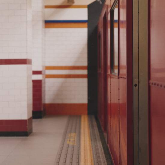 Mochila escolar original con diseño Aloha Kids rojo y rosa