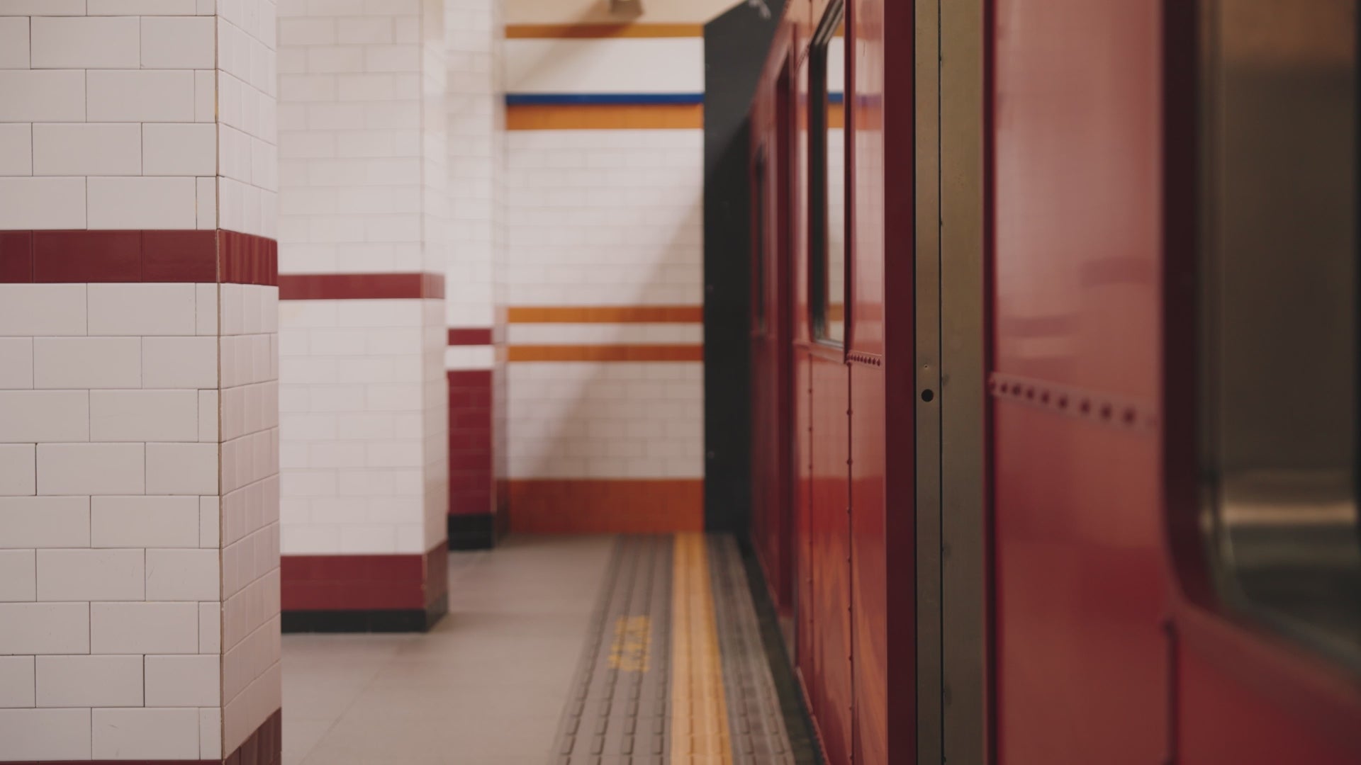 Mochila escolar original con diseño Aloha Kids rojo y rosa