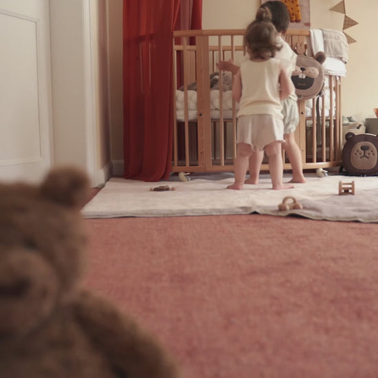 Mochila Zoy Zoii con figura de oso marrón ideal para los primeros pasos del niño