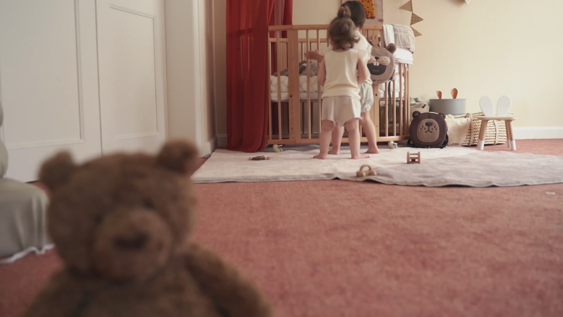 Mochila Zoy Zoii con figura de oso marrón ideal para los primeros pasos del niño