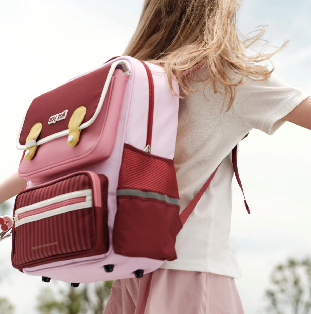 Mochila escolar Zoy Zoii en tonos rojo cereza y rosa con diseño ergonómico para niñas.