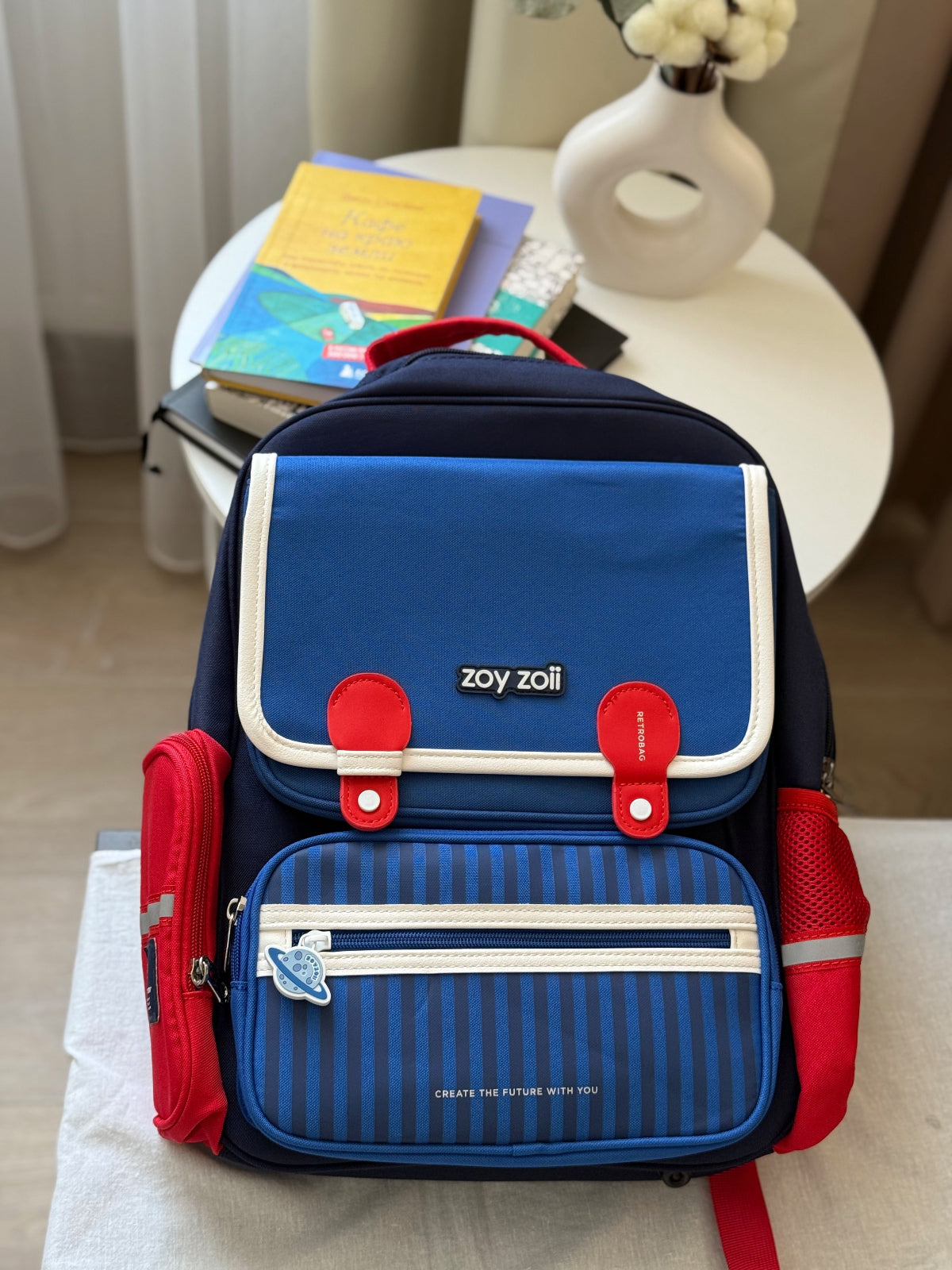 Mochila para niños Zoy Zoii en color azul con detalles rojos
