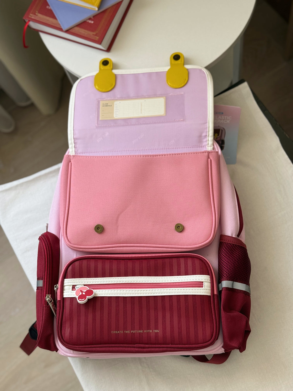 Mochila escolar Zoy Zoii para niñas en color rojo y rosa con tirantes acolchados, bolsillo frontal con cremallera y diseño práctico para uso diario