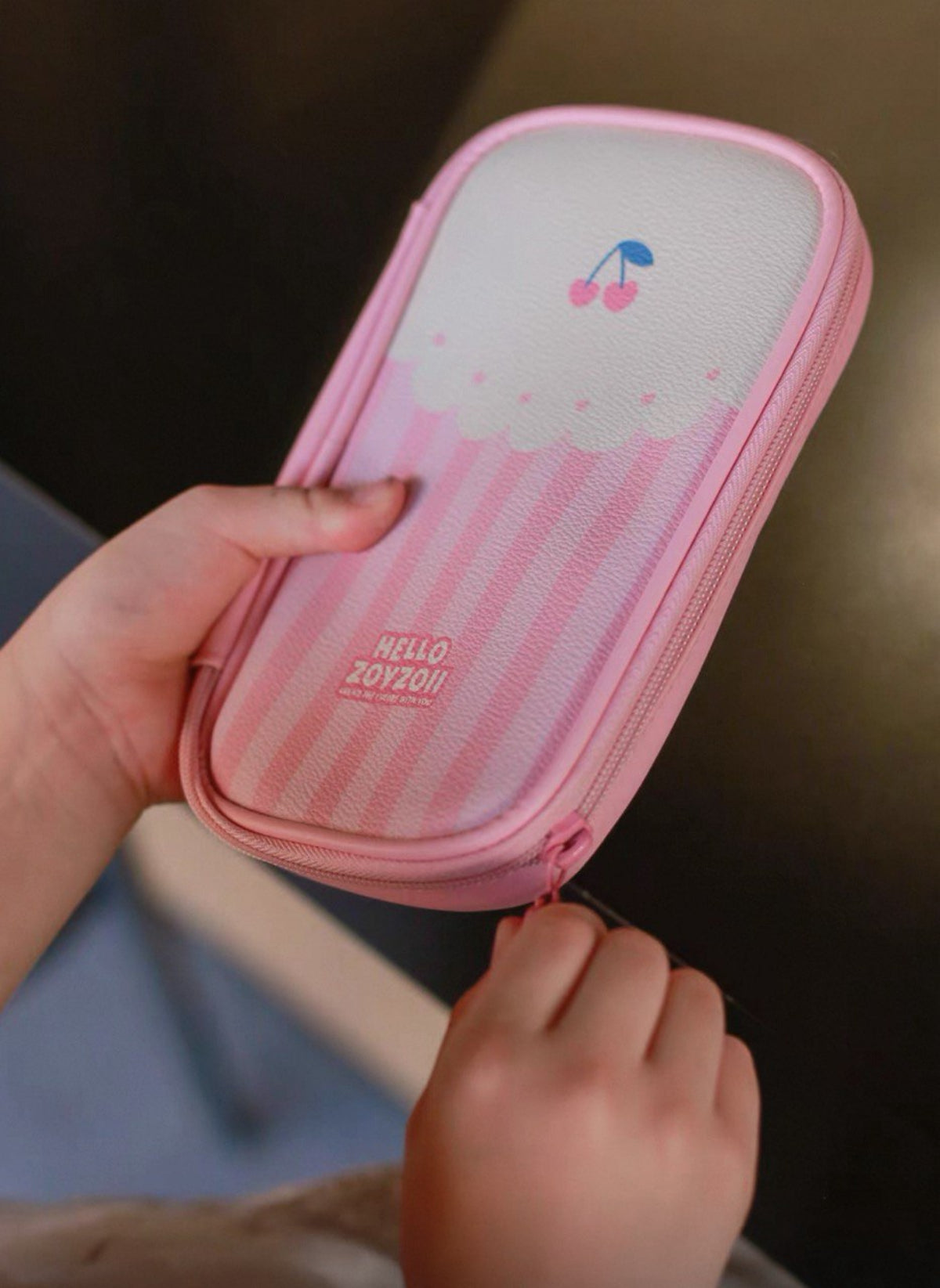 Estuche escolar infantil Zoy Zoii con diseño de cereza