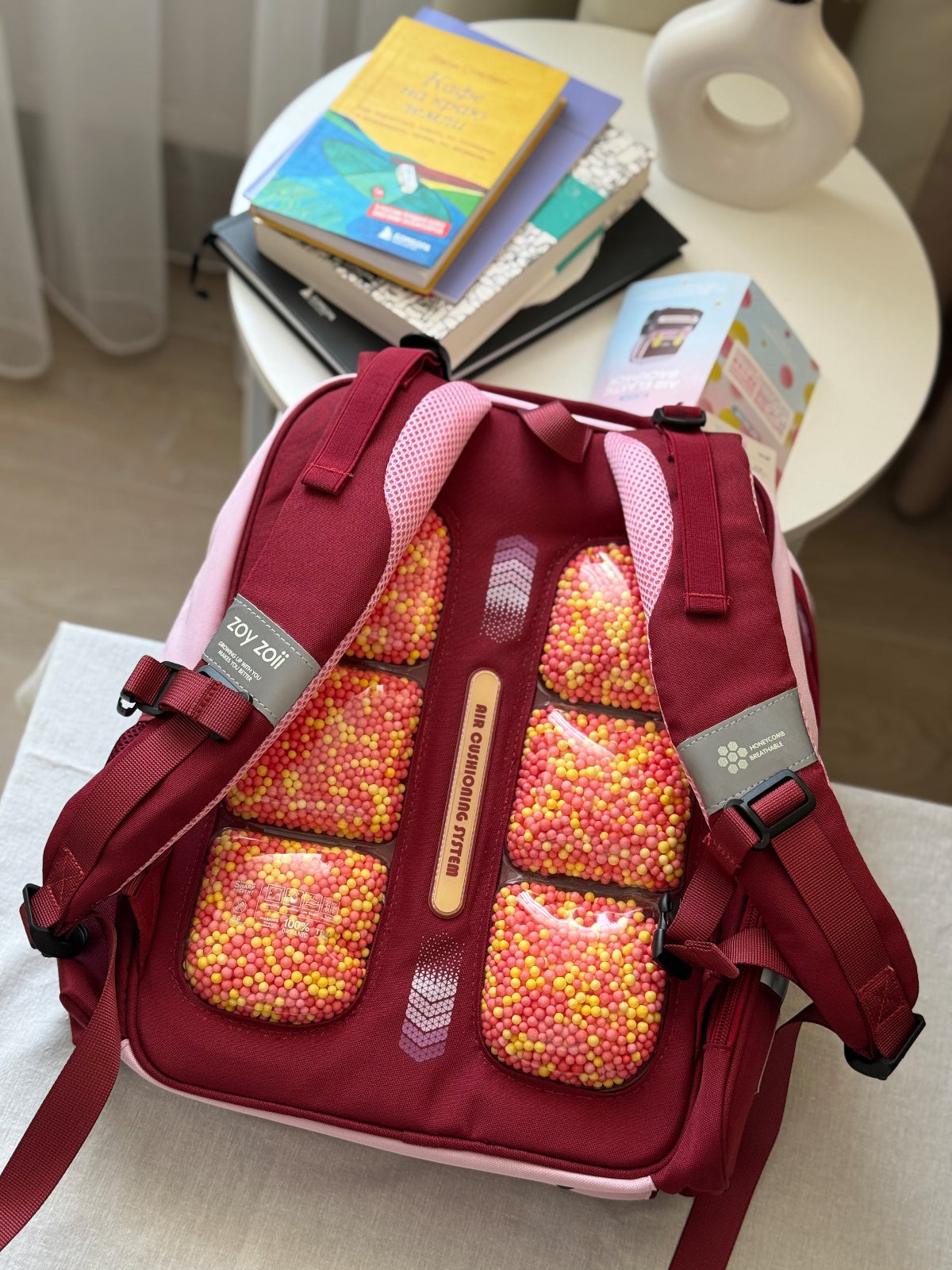 Mochila infantil Zoy Zoii color vino y rosa con correas acolchadas y amplio espacio.