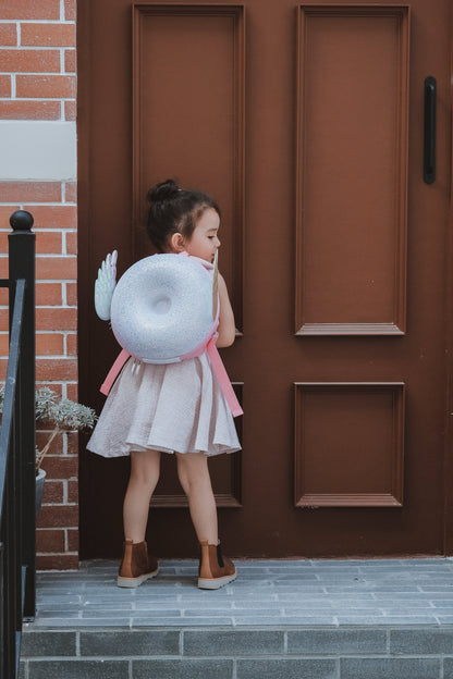 Mochila Zoy Zoii rosa con alas decorativas y acabado brillante.