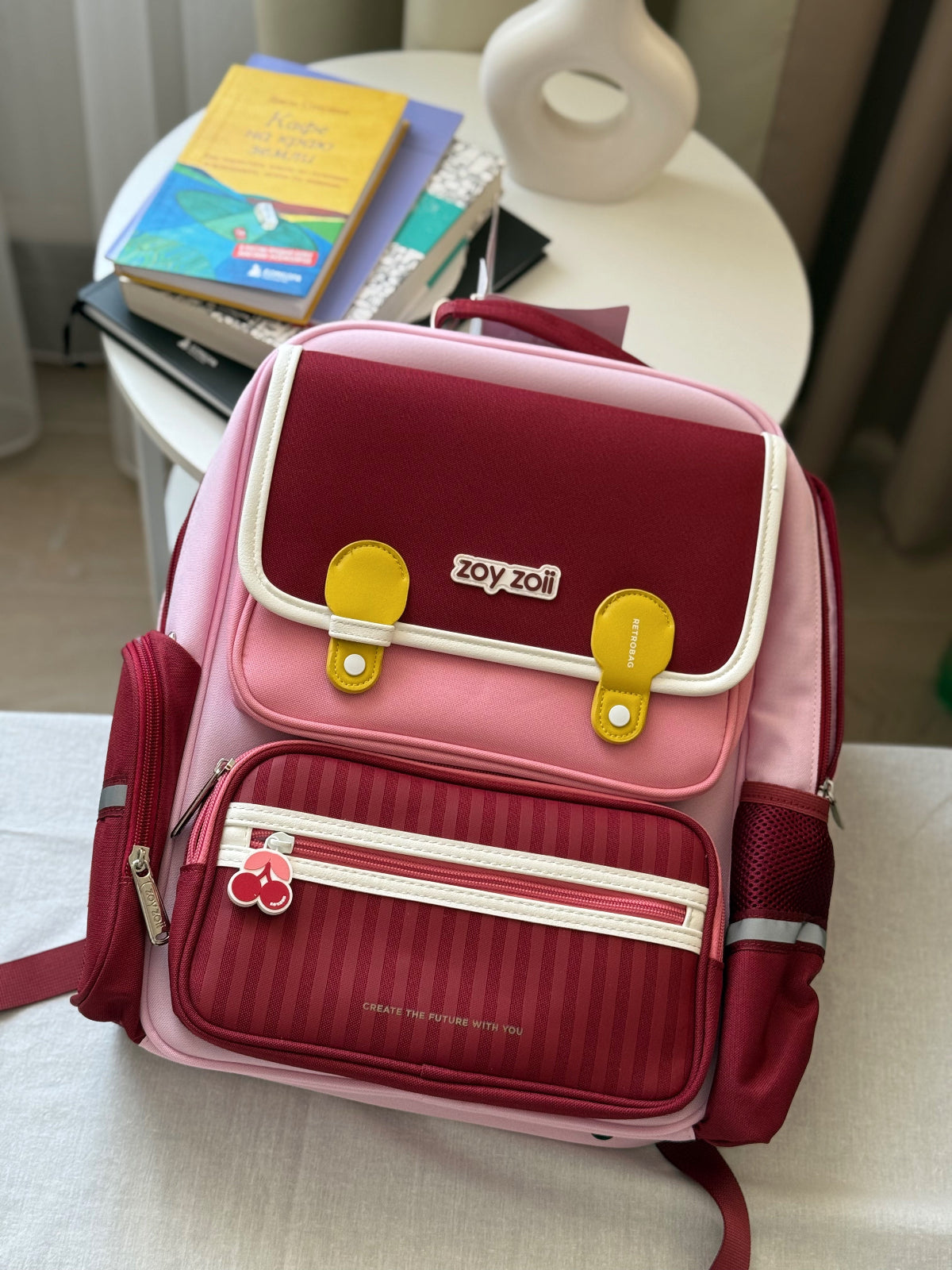 Mochila infantil Zoy Zoii color vino y rosa con correas acolchadas y amplio espacio.