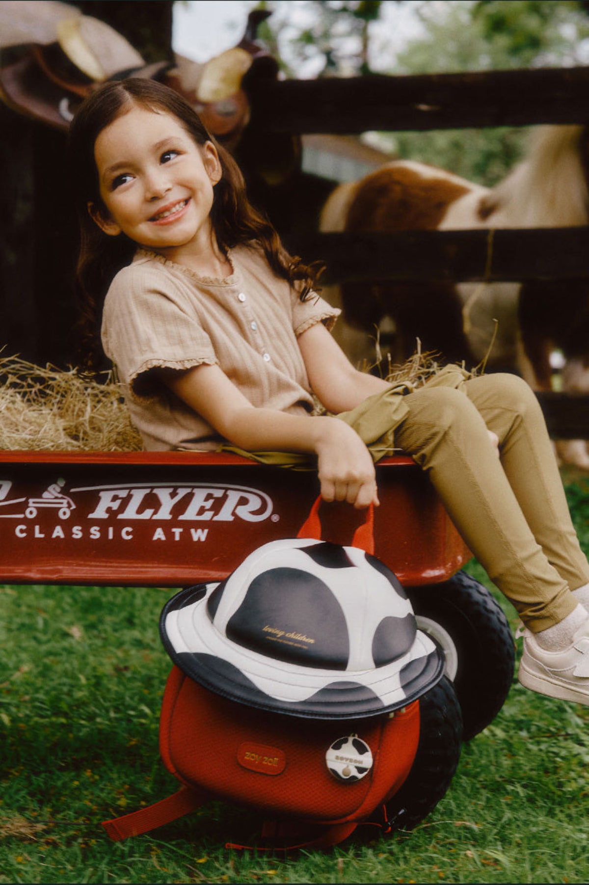 Mochila infantil Zoy Zoii en color rojo con estampado de vaquita.